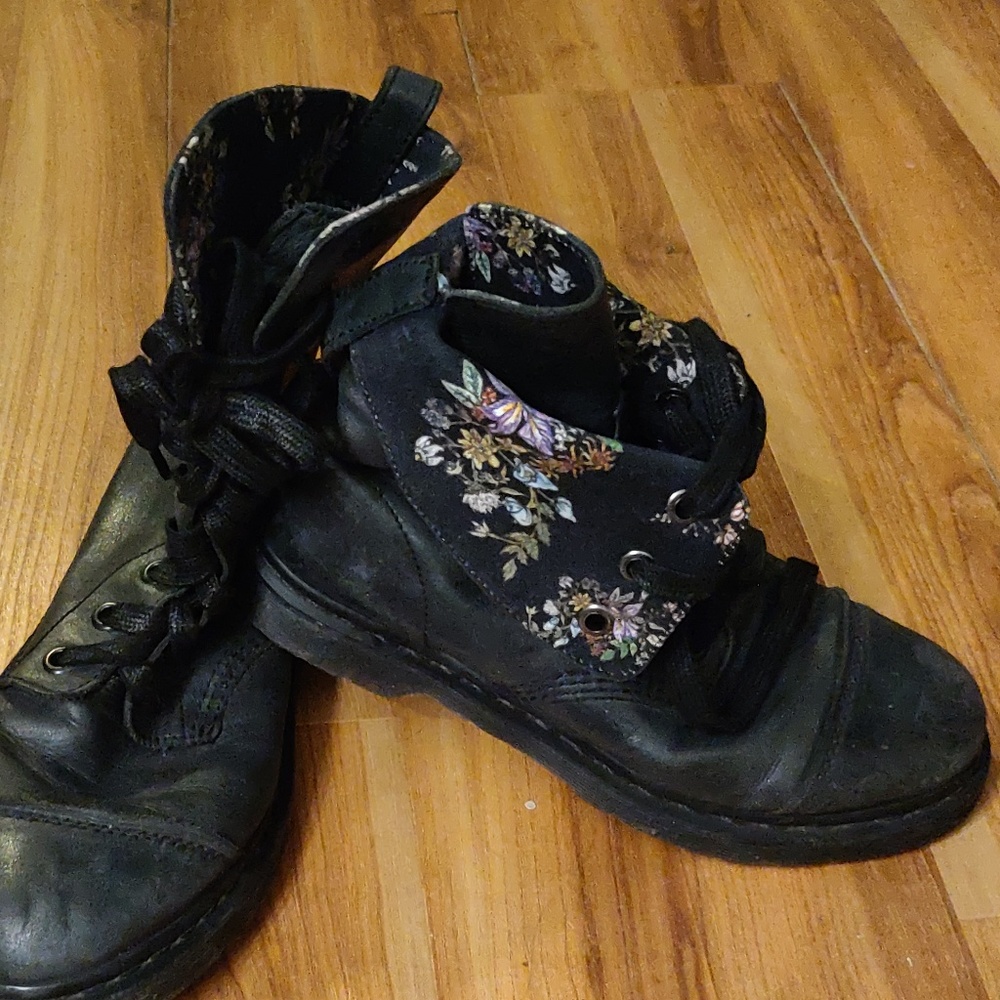Dr. Martens AIMILITA 9-Eye Boots